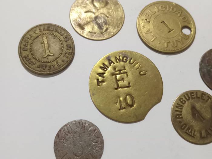 Lote de fichas y latas de esquila antiguas